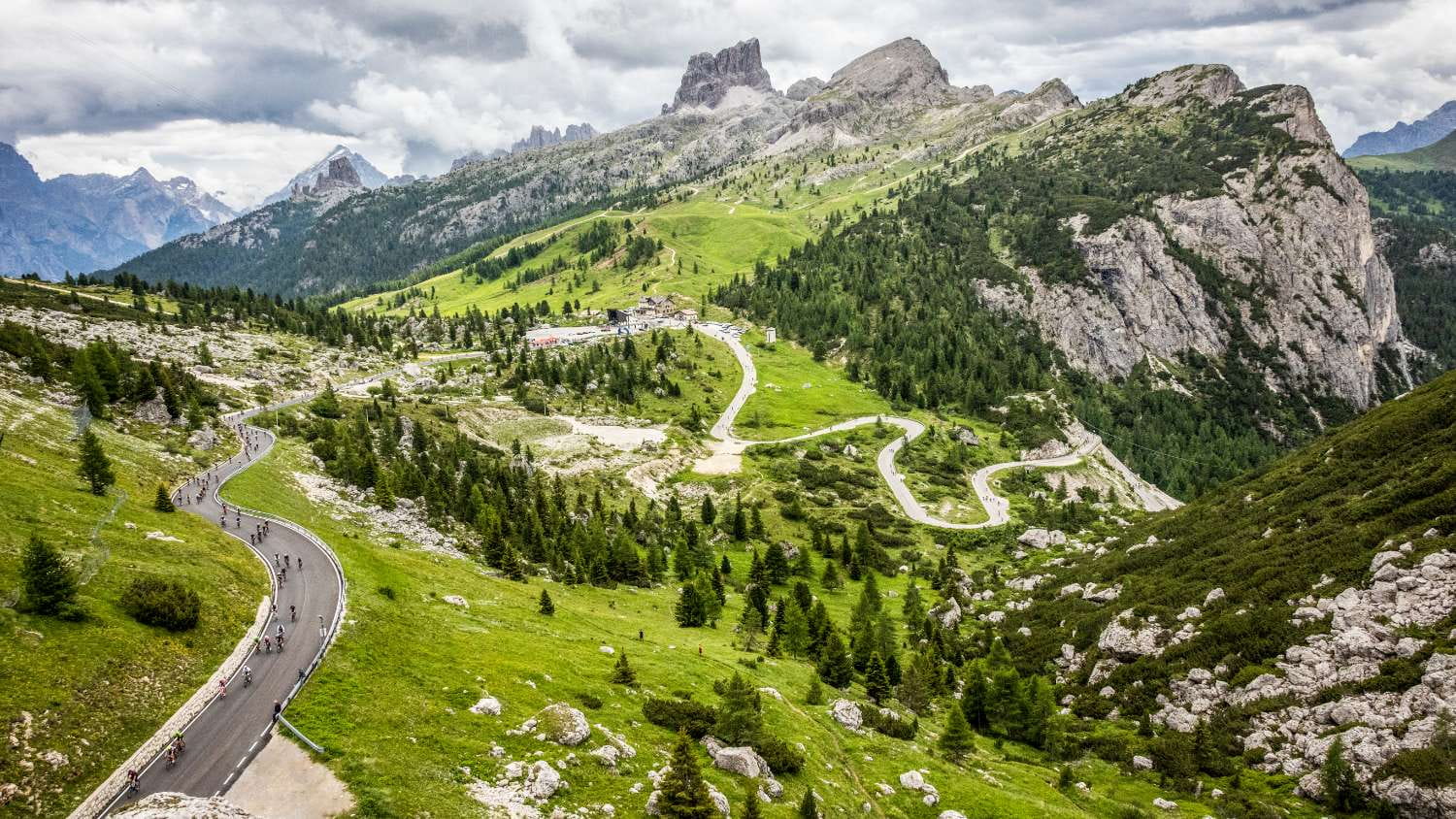 Maratona-dles-Dolomites-Bike-Tour-Group-Climb